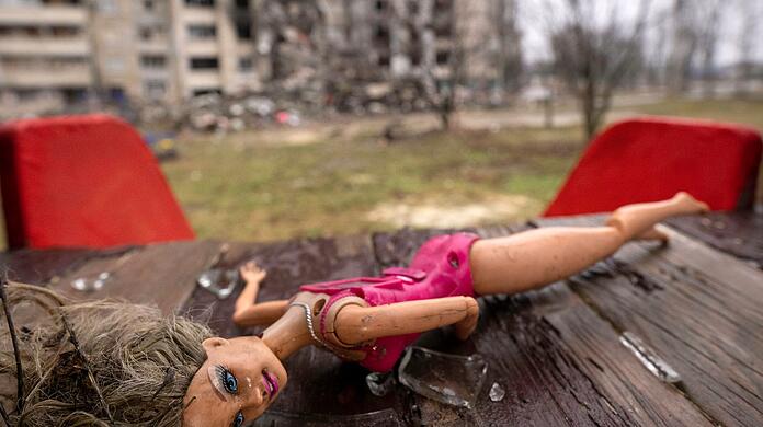 Eine Puppe liegt auf einem Spielplatz in Charkiw.