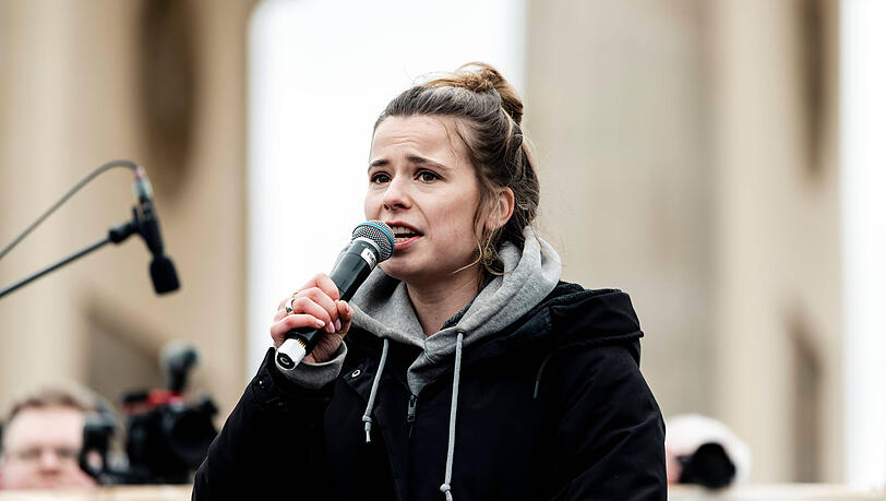 Klima-Aktivistin Luisa Neubauer versagt im Podcast von Felix Neureuther bei einer Frage zum Thema Nachhaltigkeit. Klima-Aktivistin Luisa Neubauer versagt im Podcast von Felix Neureuther bei einer Frage zum Thema Nachhaltigkeit.
