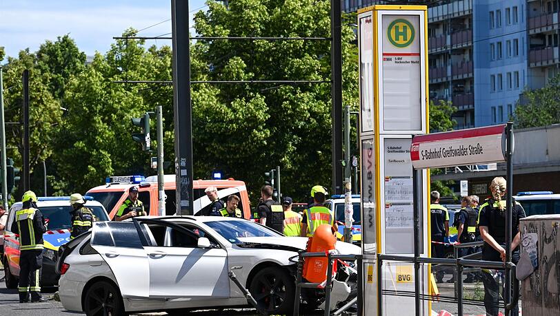 Ein schwerer Unfall an einer Straßenbahnhaltestelle hat einen großen Einsatz von Polizei und Feuerwehr ausgelöst. Ein schwerer Unfall an einer Straßenbahnhaltestelle hat einen großen Einsatz von Polizei und Feuerwehr ausgelöst.