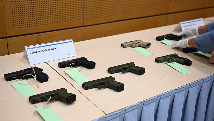 Die Polizei hat mehrere Schusswaffen sichergestellt. Die Polizei hat mehrere Schusswaffen sichergestellt.