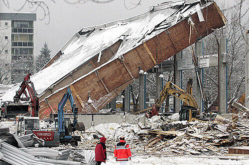 2. Januar 2006: Nach heftigen Schneefällen brechen gegen 16 Uhr innerhalb weniger Sekunden die Träger ein. Das tonnenschwere Dach stürzt über rund 50 Freizeitsportlern zusammen. 15 meist junge Menschen kommen ums Leben, weitere werden schwer verletzt.