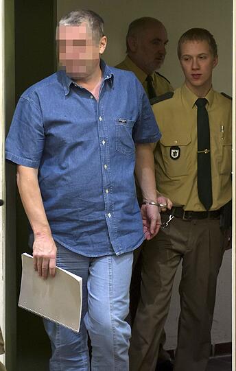 Der Angeklagte Thomas S. saß am Montag im Gericht. Für die Aussage der Mutter der beiden ermordeten Mädchen musste er den Saal verlassen - der Frau war seine Anwesenheit nicht zumutbar.