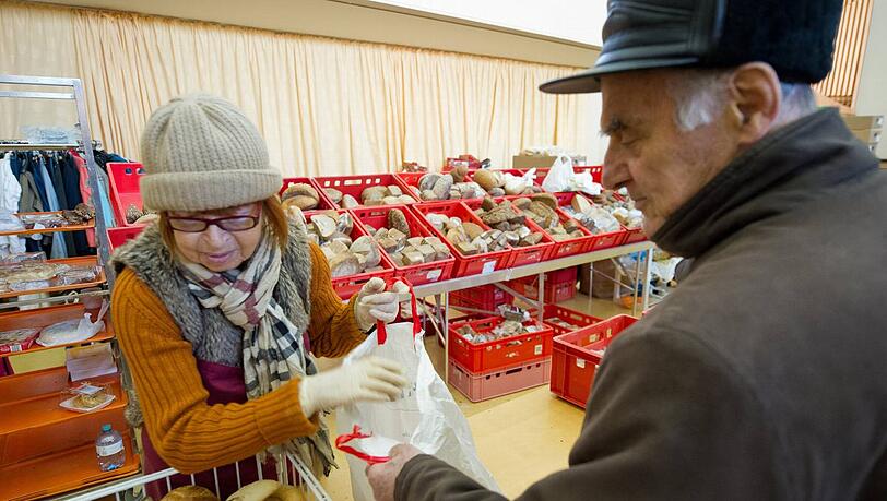 Armut breitet sich aus. Ehrenamtliche Helfer verteilen in einer Kirchengemeinde in Wiesbaden Semmeln an Bedürftige. Armut breitet sich aus. Ehrenamtliche Helfer verteilen in einer Kirchengemeinde in Wiesbaden Semmeln an Bedürftige.