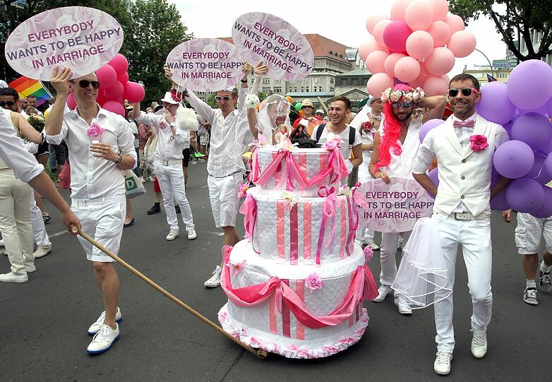 Christopher Street Day in Berlin: Die Bilder von der buntesten Parade der Stadt zum Durchklicken.