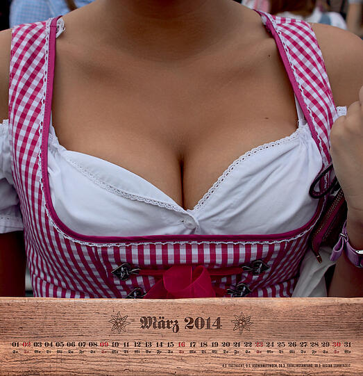 Tiefe Einblicke gewähren Oktoberfest-Besucherinnen im Dekolletee-Kalender 2014 von Heye. Die Bilder.