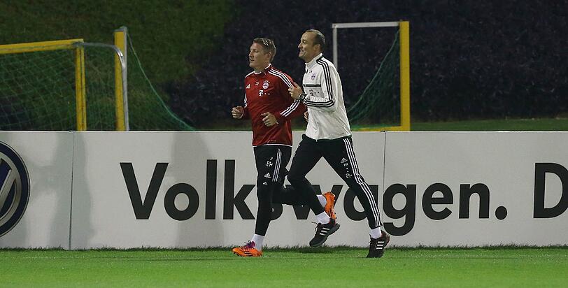 Zusammen drehen die beide ihre Runden auf einem Nebenplatz in Doha. Wann Schweinsteiger wieder ins Mannschaftstraining einsteigt, ist offen.