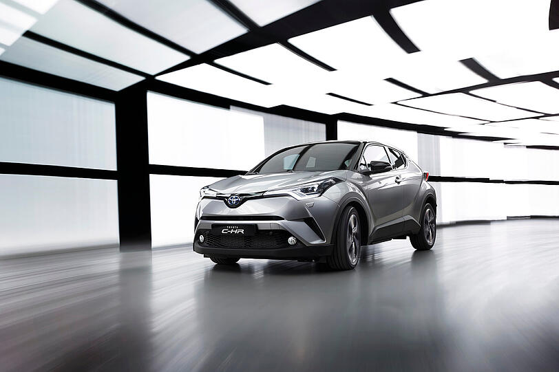 Die ungewöhnliche Linienführung des Toyota C-HR mit abfallender Dachlinie ergibt eine spannende Mischung aus SUV und elegantem Coupé.
