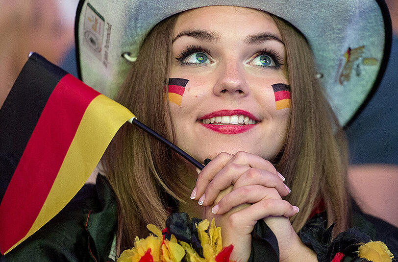 Das Herz dieses hübschen Mädels schlägt für Schwarz-Rot-Gold.