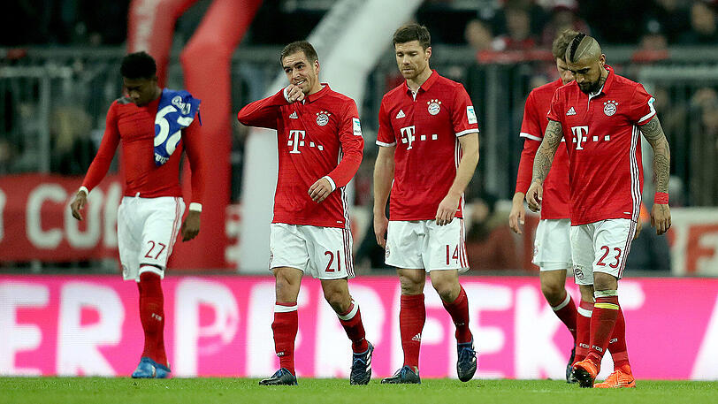 "So kann man in den nächsten Wochen nicht agieren": Deutliche Worte von Kapitän Philipp Lahm (2.v.l.).