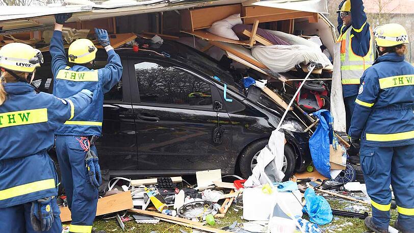 Die Münchner Straße in Feldkirchen - ein einziges Schlachtfeld. Die Bilder vom spektakulären Wohnwagen-Unfall.