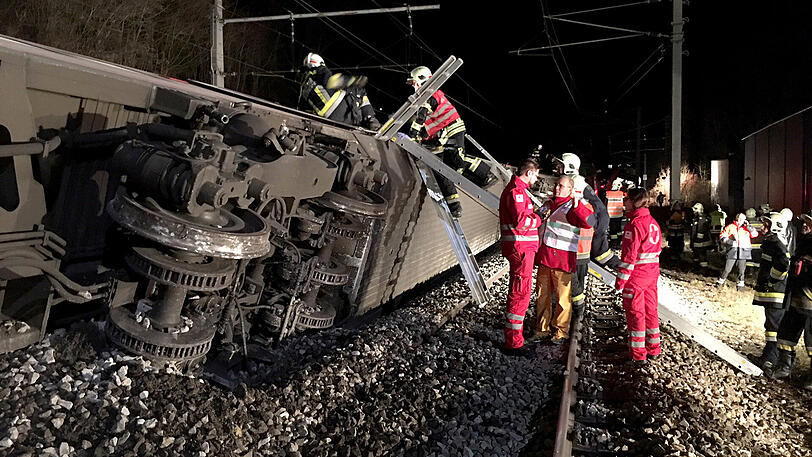 Die Feuerwehr sprach zunächst von rund 20 Verletzten, die vor allem über Kopf- und Rückenschmerzen klagten.