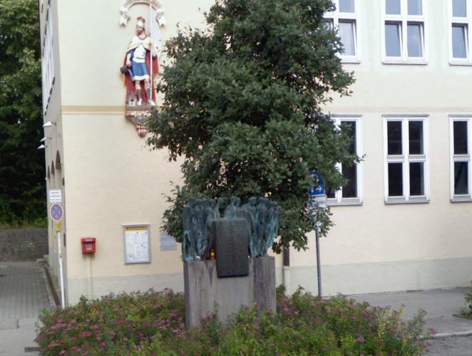 Das Mahnmal an der Ecke Eversbusch-/Höcherstraße.