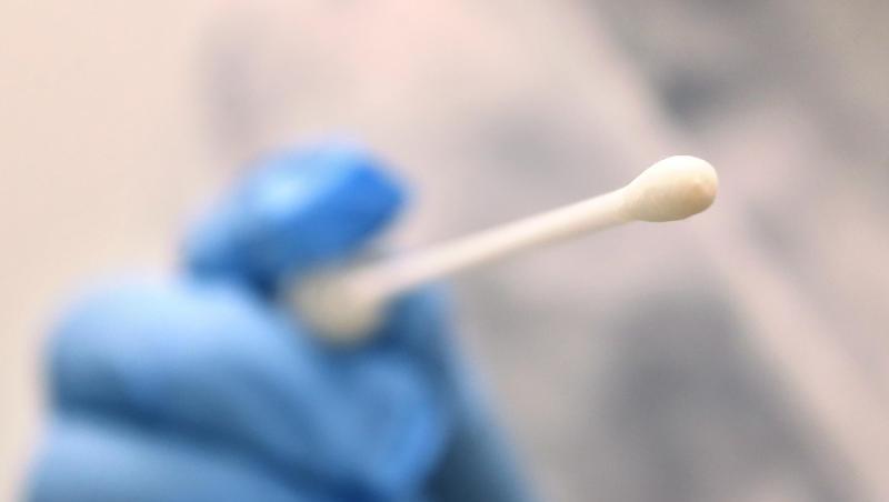Ein Arzt hält in einer Hausarztpraxis einen Tupfer für einen Coronatest-Abstrich. Ein Arzt hält in einer Hausarztpraxis einen Tupfer für einen Coronatest-Abstrich.