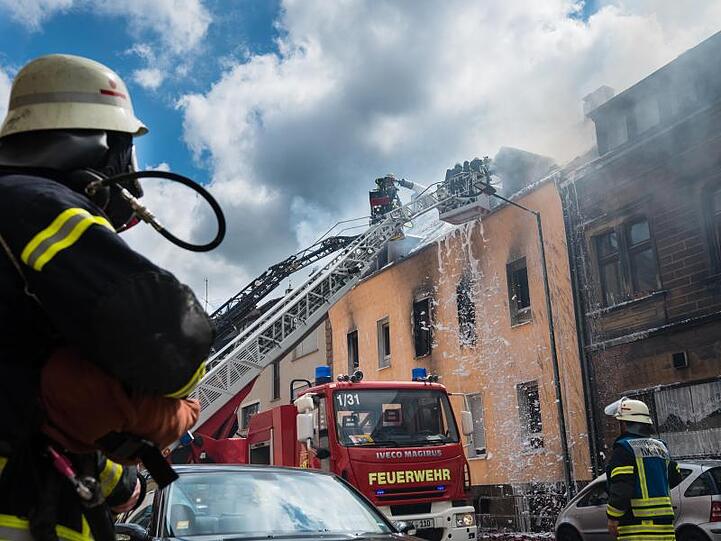 Die Feuerwehr kämpft gegen die Flammen.