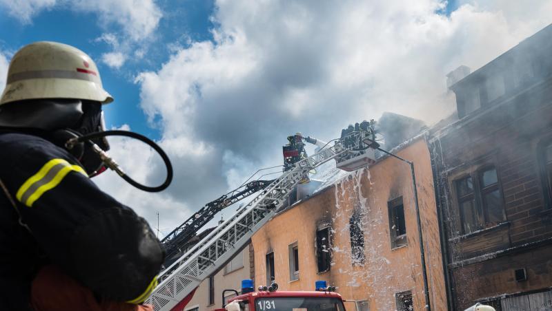 Die Feuerwehr kämpft gegen die Flammen. Die Feuerwehr kämpft gegen die Flammen.