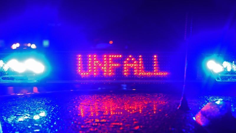 Blaulicht und der Schriftzug "Unfall" spiegeln sich auf einem Streifenwagen. Foto: Stefan Puchner/dpa/Archivbild Blaulicht und der Schriftzug "Unfall" spiegeln sich auf einem Streifenwagen. Foto: Stefan Puchner/dpa/Archivbild