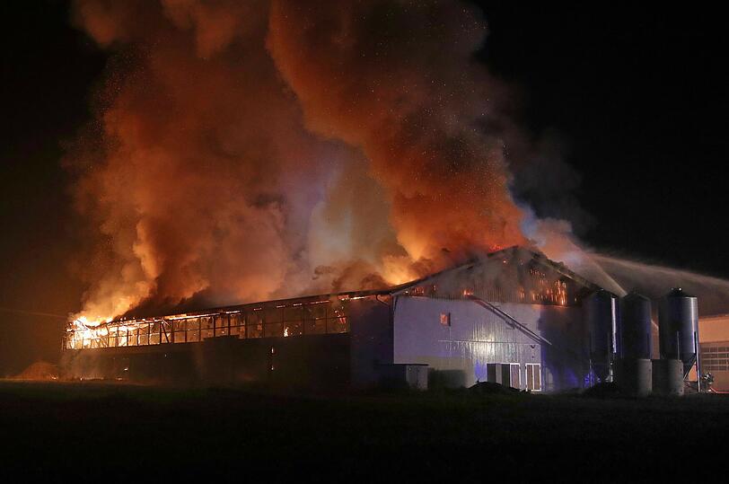 Bei Eintreffen der Feuerwehren und der ebenfalls alarmierten Streifenbesatzung der Polizeiinspektion Burghausen stand der Stall bereits in Vollbrand.