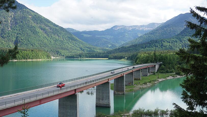 Die Deutsche Alpenstraße führt auch über den Sylvensteinsee.
