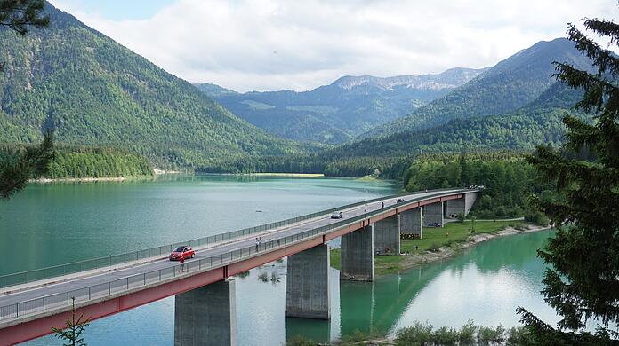 Die Deutsche Alpenstraße führt auch über den Sylvensteinsee.