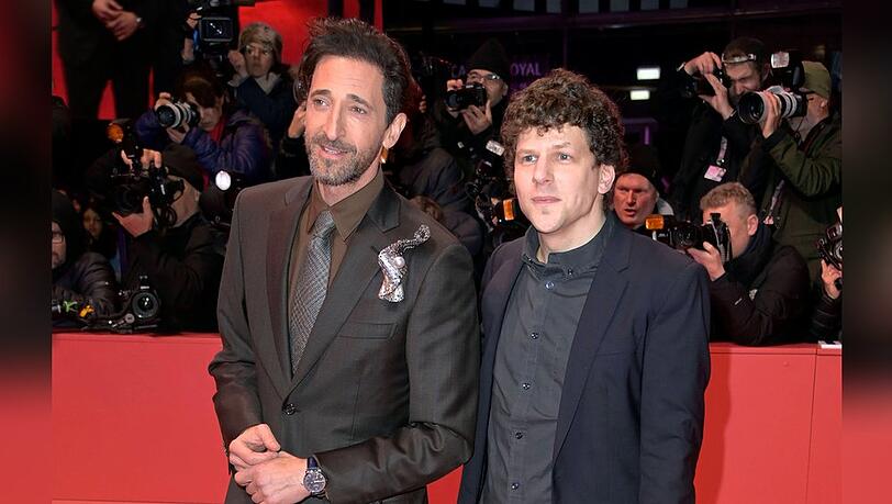Adrien Brody (li.) und Jesse Eisenberg meistern das Blitzlichtgewitter in Berlin.
