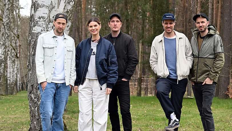 Die deutsche Pop-Rock-Band Juli mit Gitarrist Simon Triebel (von links), Sängerin Eva Briegel, Gitarrist Jonas Pfetzing, Bassist Andreas "Dedi" Herde und Schlagzeuger Marcel Römer. Die deutsche Pop-Rock-Band Juli mit Gitarrist Simon Triebel (von links), Sängerin Eva Briegel, Gitarrist Jonas Pfetzing, Bassist Andreas "Dedi" Herde und Schlagzeuger Marcel Römer.