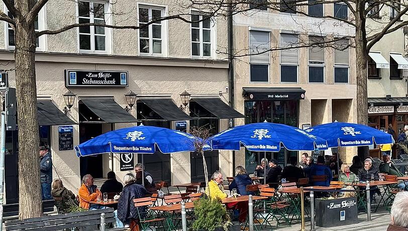 Der Stehausschank vom Stiftl am Viktualienmarkt inklusive Selbstbedienung: Hinsetzen kann man sich hier aber auch.