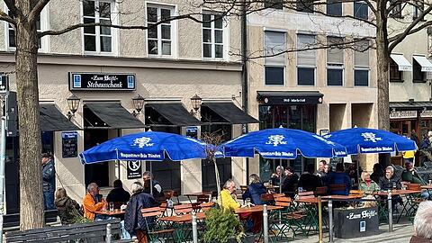 Der Stehausschank vom Stiftl am Viktualienmarkt inklusive Selbstbedienung: Hinsetzen kann man sich hier aber auch.