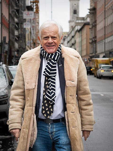 Michael Graeter war &uuml;ber Jahrzehnte eine Ikone unter den Klatschreportern &ndash; und lieferte die Vorlage f&uuml;r Helmut Dietls &bdquo;Kir Royal&ldquo;. Jetzt will der 85-J&auml;hrige mit der M&uuml;nchen Liste in den Stadtrat.