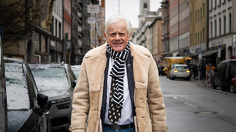 Michael Graeter war &uuml;ber Jahrzehnte eine Ikone unter den Klatschreportern &ndash; und lieferte die Vorlage f&uuml;r Helmut Dietls &bdquo;Kir Royal&ldquo;. Jetzt will der 85-J&auml;hrige mit der M&uuml;nchen Liste in den Stadtrat.