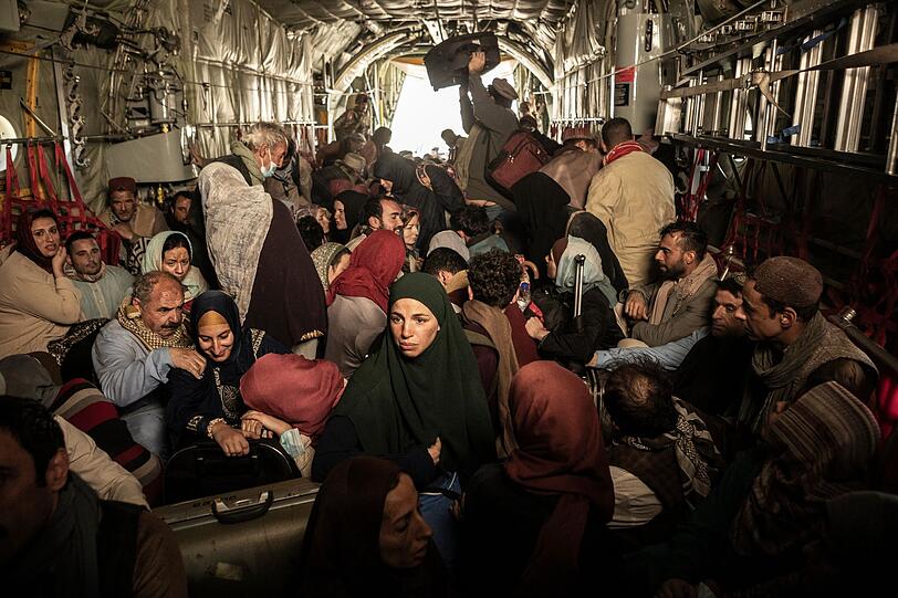 Sie haben geschafft, auf was zahlreiche weitere Afghanen hoffen: einen Platz in einem der Flugzeuge am Kabuler Flughafen zu bekommen, die sie außer Landes und in Sicherheit bringen sollen. Sie haben geschafft, auf was zahlreiche weitere Afghanen hoffen: einen Platz in einem der Flugzeuge am Kabuler Flughafen zu bekommen, die sie außer Landes und in Sicherheit bringen sollen.