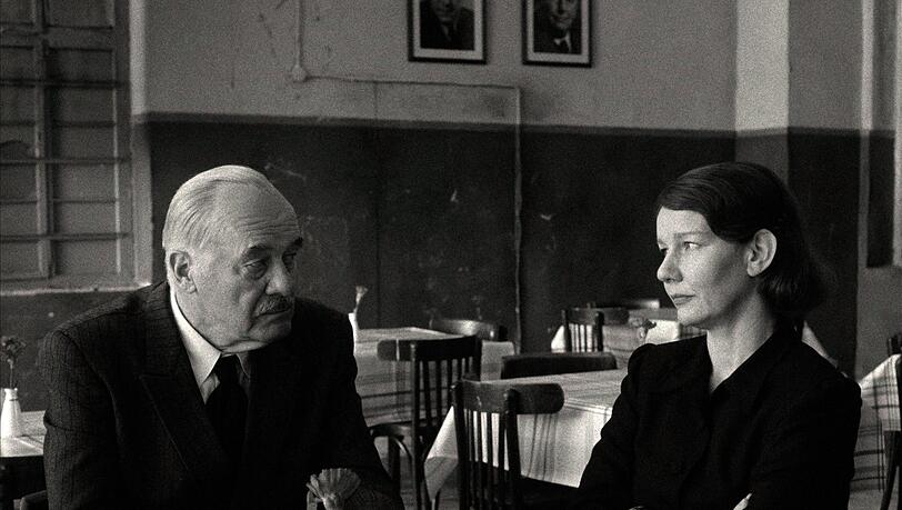 Thomas Mann (Hanns Zischler) und Tochter Erika Mann (Sandra Hüller) in einem ostdeutschen Lokal. Thomas Mann (Hanns Zischler) und Tochter Erika Mann (Sandra Hüller) in einem ostdeutschen Lokal.