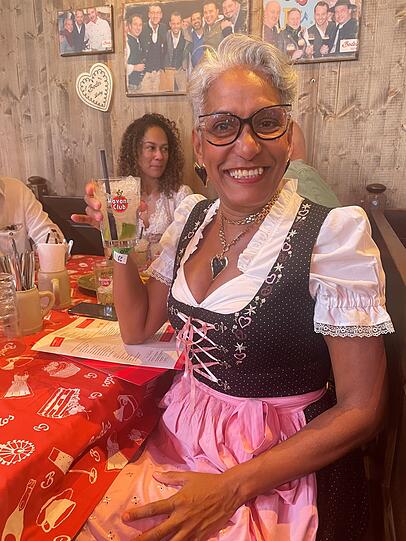 Shirley würde gerne eine brasilianischeBar eröffnen. Shirley würde gerne eine brasilianischeBar eröffnen.
