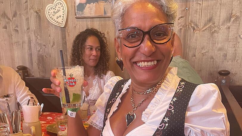 Shirley würde gerne eine brasilianischeBar eröffnen. Shirley würde gerne eine brasilianischeBar eröffnen.