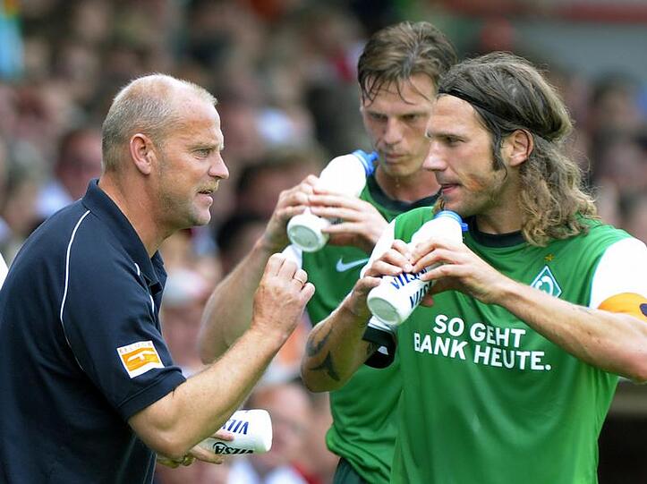 Bremens Trainer Schaaf (l) gibt Torsten Frings (r) und Tim Borowski Anweisungen.