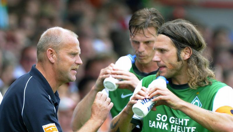 Bremens Trainer Schaaf (l) gibt Torsten Frings (r) und Tim Borowski Anweisungen. Bremens Trainer Schaaf (l) gibt Torsten Frings (r) und Tim Borowski Anweisungen.