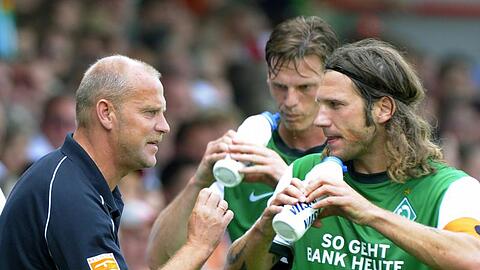 Bremens Trainer Schaaf (l) gibt Torsten Frings (r) und Tim Borowski Anweisungen.