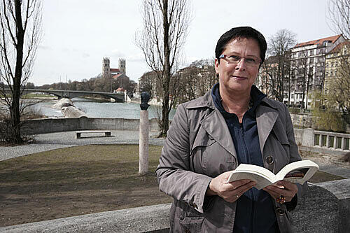 Glockenbach-Anwohnerin Jutta Bisani wartet auf den Stadtstrand
