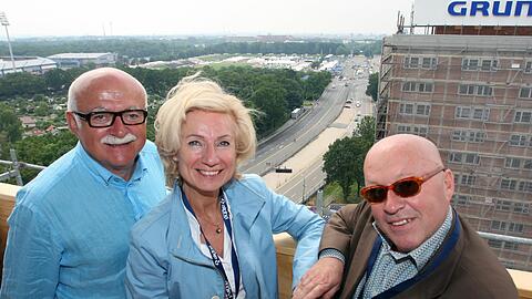 Feierten auf dem besten Logenplatz Versöhnung: Künstler Olaf Metzel (r.) und Kultur-Referentin Julia Lehner. Links Gastgeber Gerd Schmelzer.