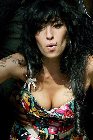 Diese falschen Brüste gehören der Soul-Sängerin Amy Winehouse, die auf unserem Bild anscheinend gestützt werden muss, damit sie nicht nach vorne umkippt. Das muss aber nicht an der neuen Oberweite liegen.