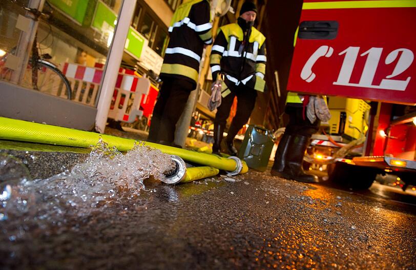 Feuerwehr im Großeinsatz: Um die vielen Brandnester zu löschen, mussten die Einsatzkräfte große Teile der hölzernen Wand- und Deckenverkleidungen aus dem Haus entfernen.