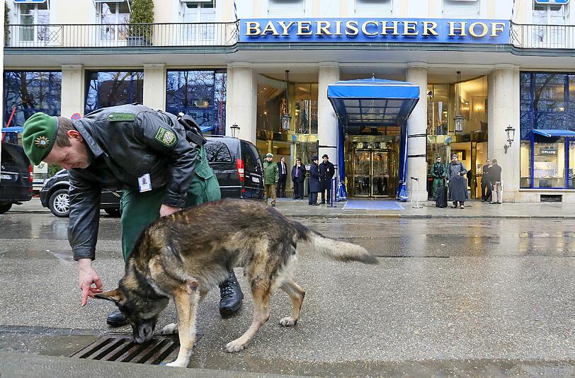 Sicherheitskonferenz in München: Kontrollen der Polizei rund um den Bayerischen Hof.