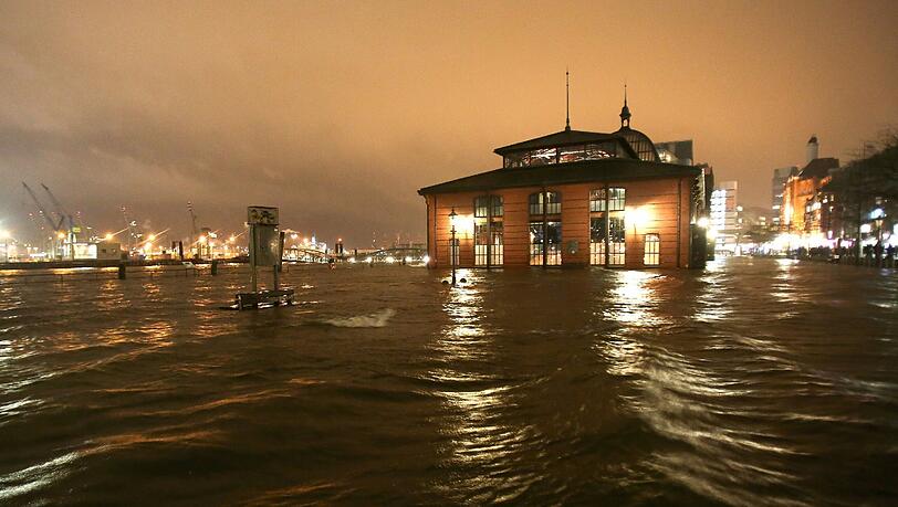 Der Orkan Xaver stürmt über Norddeutschland. In Hamburg steht die Große Elbstraße am Fischmarkt durch eine Sturmflut unter Wasser.