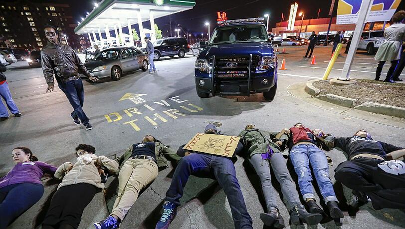 Menschen blockieren Straßen in Atlanta. Menschen blockieren Straßen in Atlanta.