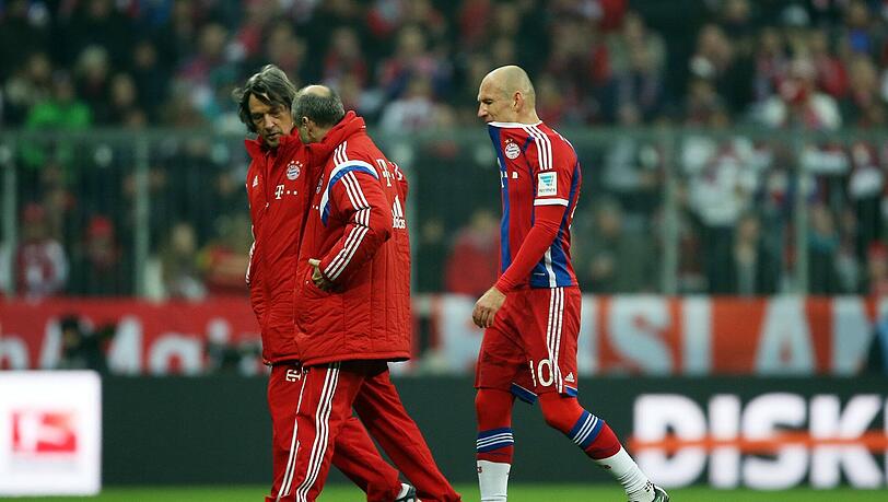 Seine Verletzung schockierte die Bayern: Arjen Robben, der gegen Gladbach mit einer Bauchmuskelverletzung runter musste. Seine Verletzung schockierte die Bayern: Arjen Robben, der gegen Gladbach mit einer Bauchmuskelverletzung runter musste.