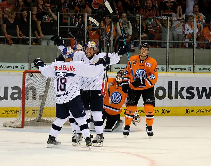 EHC-Stürmer Maximilian Kastner (M.) erzielt gegen Vizemeister Wolfsburg beim 5:1-Sieg seinen ersten DEL-Doppelpack.