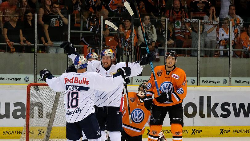 EHC-Stürmer Maximilian Kastner (M.) erzielt gegen Vizemeister Wolfsburg beim 5:1-Sieg seinen ersten DEL-Doppelpack. EHC-Stürmer Maximilian Kastner (M.) erzielt gegen Vizemeister Wolfsburg beim 5:1-Sieg seinen ersten DEL-Doppelpack.