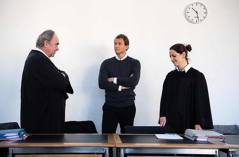 Jens Lehmann kurz vor Prozessbeginn mit seinen Anwälten Stephan Tschaidse und Eva Wietersheim.