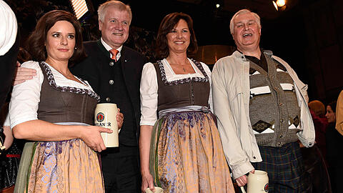 Ilse Aigner mit ihrem Double Angela Ascher, Horst Seehofer mit Christoph Zrenner