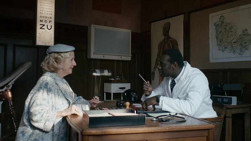 Dr. Knock (Omar Sy) suggeriert der Patientin Zipperlein!