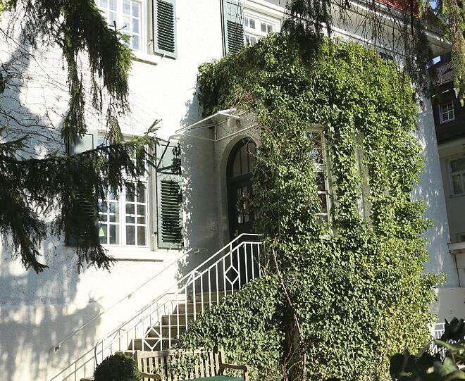 Ein beeindruckender Haus-Eingang in Solln.